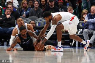 他的出现改 他的出现改