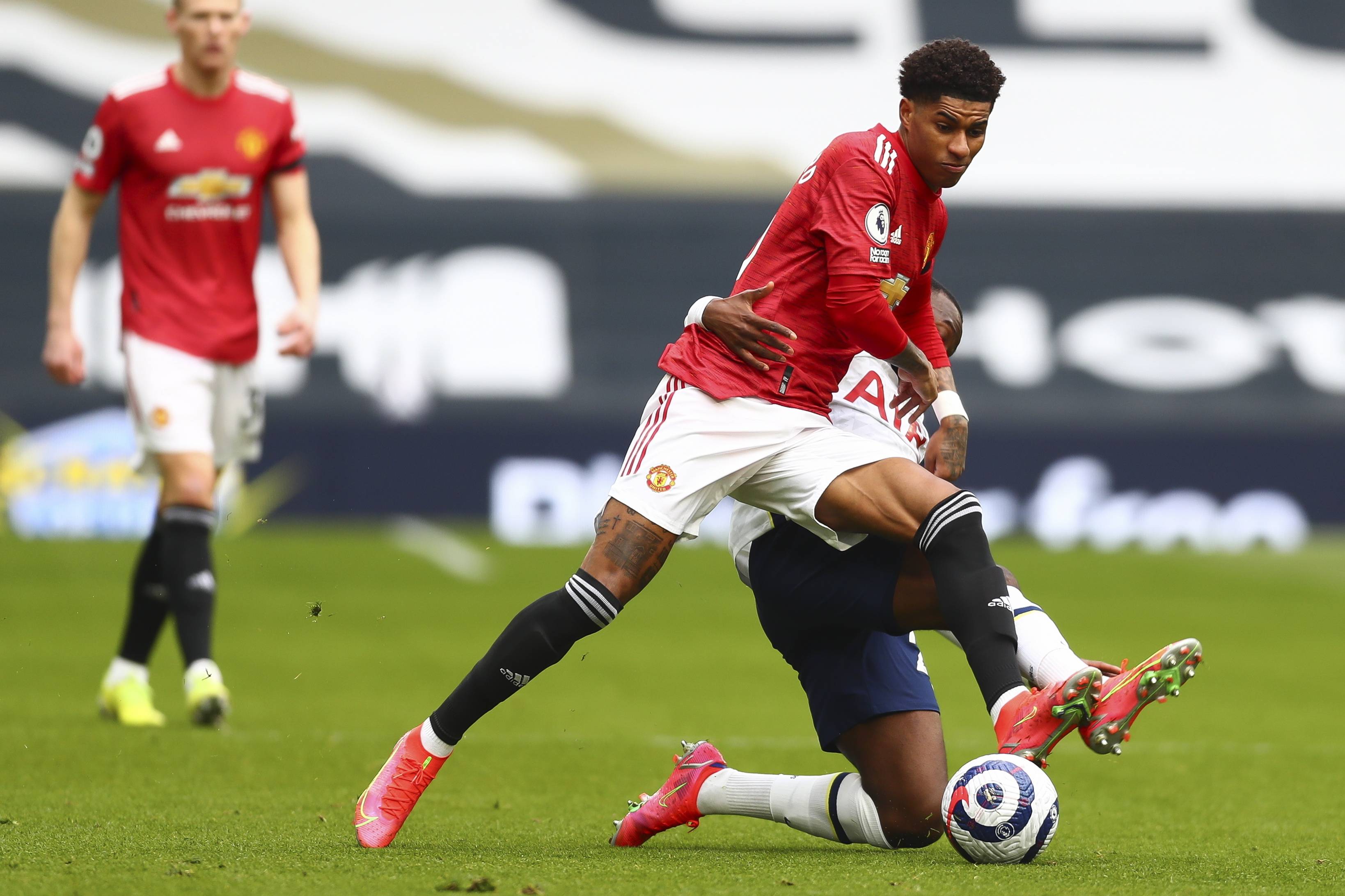 促使他做出 促使他做出